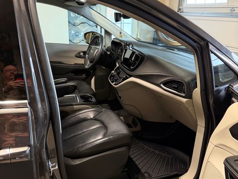 Used 2022 Chrysler Pacifica Touring-L image 10