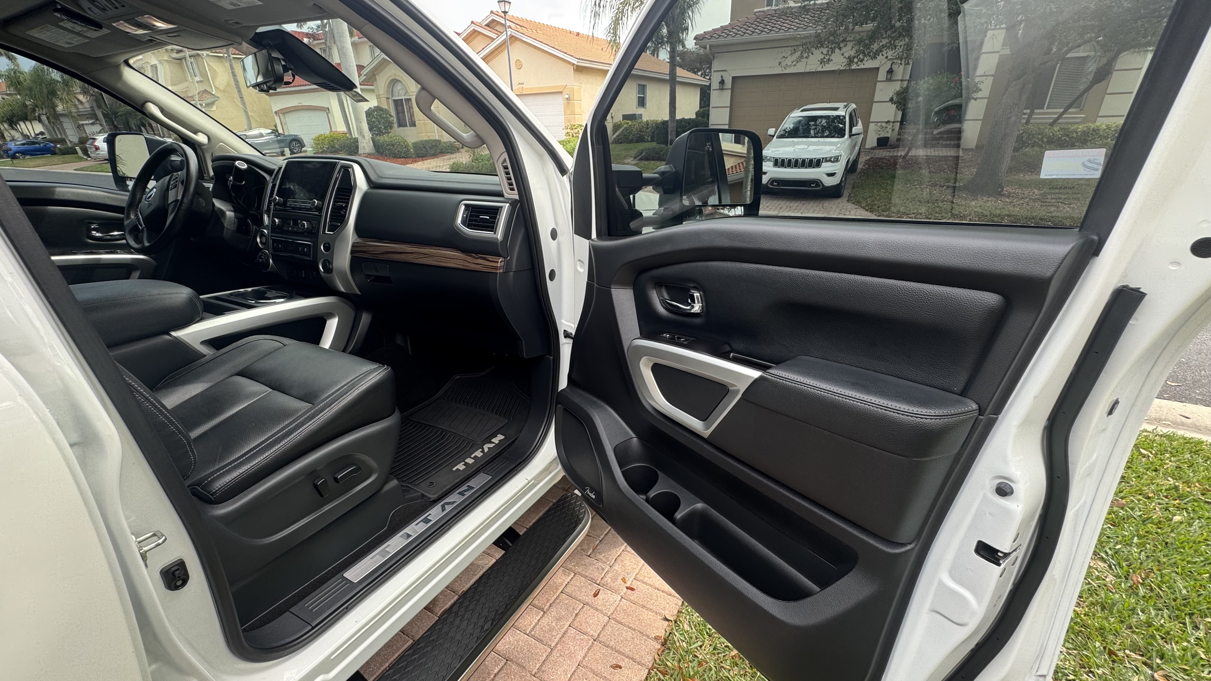 Used 2020 Nissan Titan SL w/ Moonroof Package AWD/4WD image 24