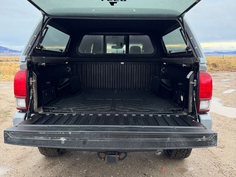 Used 2018 Toyota Tacoma TRD Sport image 5