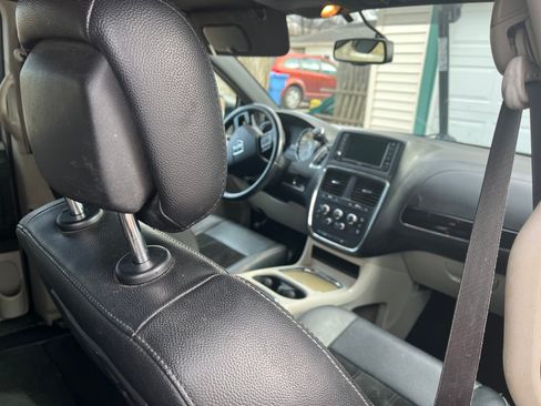 Used 2016 Dodge Grand Caravan SXT image 4