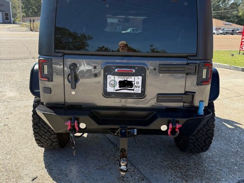 Used 2017 Jeep Wrangler Unlimited Rubicon w/ Connectivity Group image 6