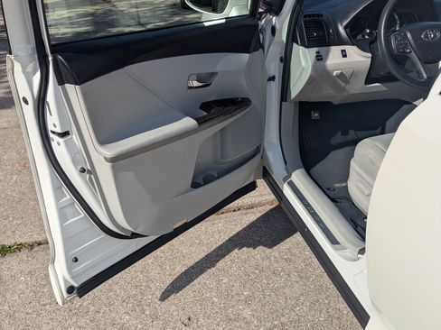 Used 2015 Toyota Venza LE image 26