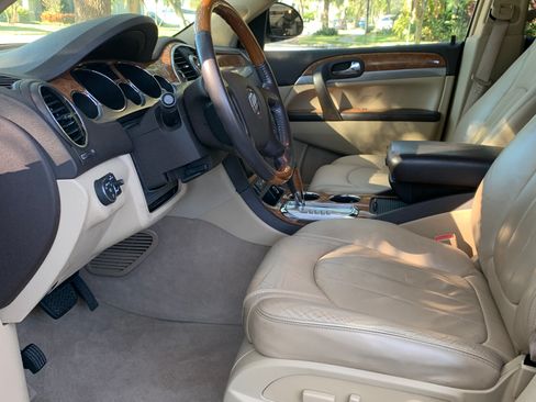 Used 2010 Buick Enclave CXL image 4