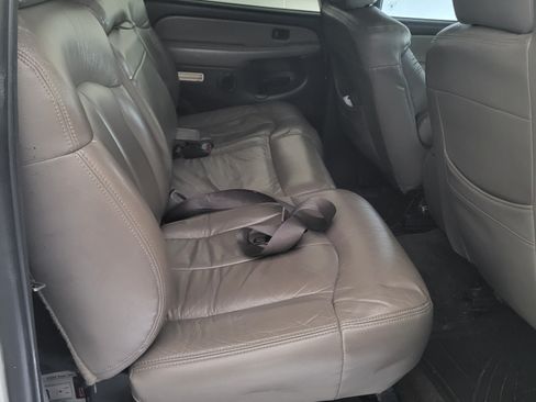 Used 2000 Chevrolet Suburban LS w/ LS Preferred Equipment Group image 4