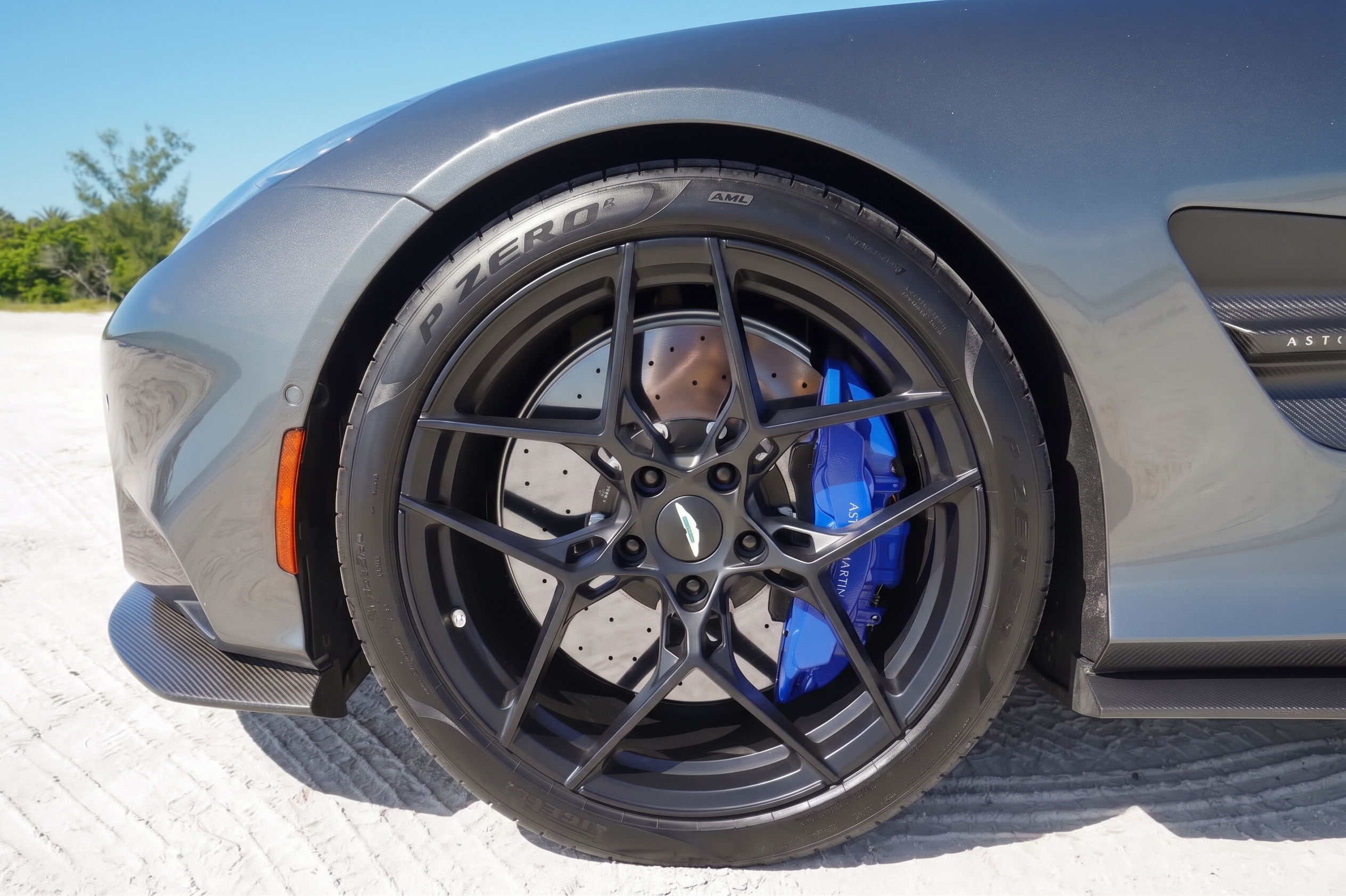 Used 2025 Aston Martin Vanquish RWD image 20