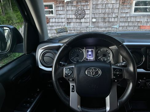 Used 2017 Toyota Tacoma SR5 w/ Tow Package AWD/4WD image 10