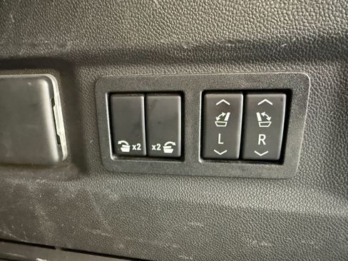 Used 2021 Chevrolet Tahoe LT w/ LT Signature Package image 16