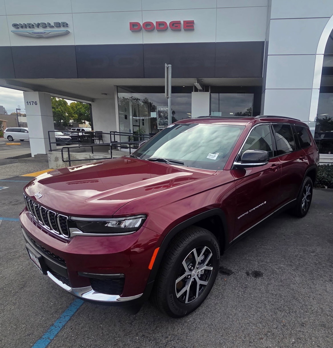Used 2025 Jeep Grand Cherokee L Limited w/ Luxury Tech Group II AWD/4WD image 1