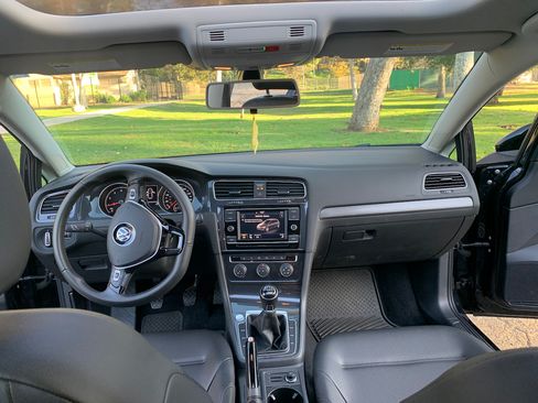 Used 2020 Volkswagen Golf 4-Door image 20