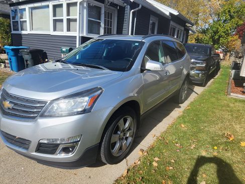 Used 2017 Chevrolet Traverse LT w/ Style and Technology Package image 5