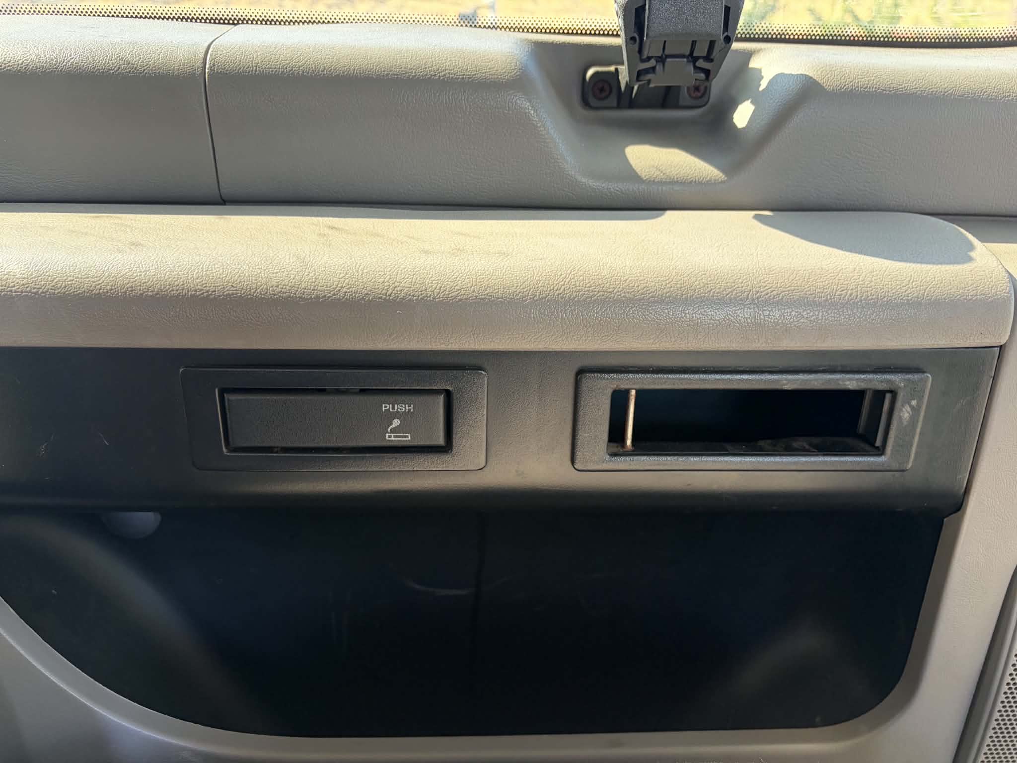 Used 1998 Ford E-350 and Econoline 350 Club Wagon RWD image 19