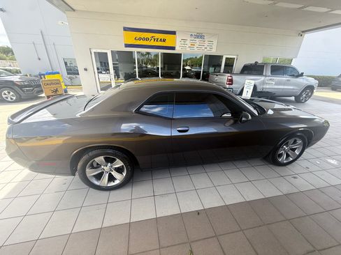 Used 2015 Dodge Challenger SXT image 5