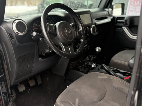 Used 2017 Jeep Wrangler Unlimited Sahara image 2