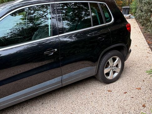 Used 2010 Volkswagen Tiguan Wolfsburg Edition image 8