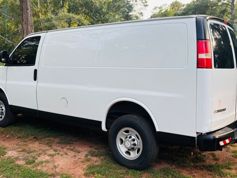 Used 2015 Chevrolet Express 2500 image 1