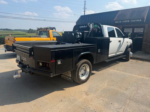 Used 2022 RAM 5500 Tradesman w/ Chrome Appearance Group AWD/4WD image 4