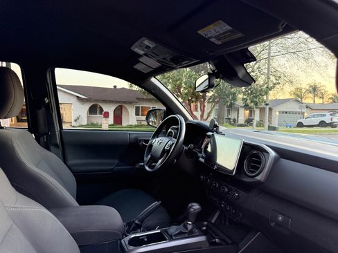 Used 2018 Toyota Tacoma TRD Off-Road w/ Technology Package image 18