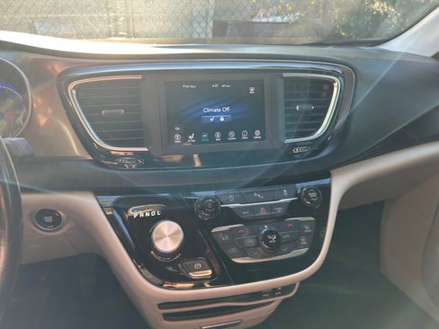 Used 2020 Chrysler Pacifica Touring-L FWD image 9