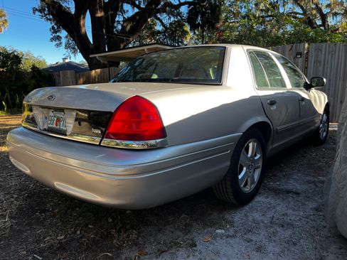 Used 2011 Ford Crown Victoria LX w/ Comfort Appearance Pkg RWD image 11