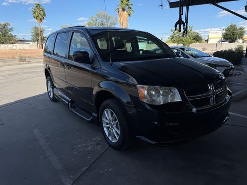 Used 2014 Dodge Grand Caravan SXT image 10