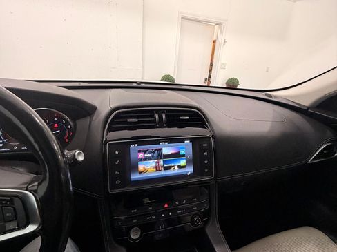 Used 2017 Jaguar F-PACE R-Sport image 9