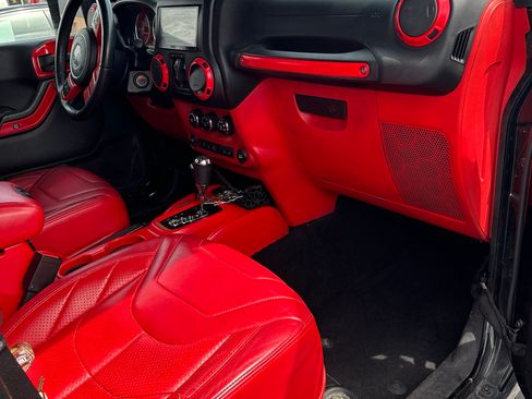 Used 2014 Jeep Wrangler Unlimited Sahara w/ Dual Top Group AWD/4WD image 6