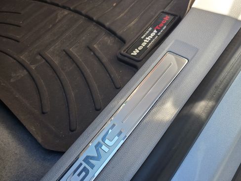 Used 2017 GMC Acadia SLT image 16