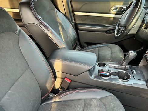 Used 2018 Ford Explorer XLT w/ Equipment Group 202A image 8