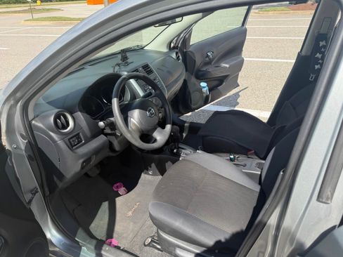 Used 2013 Nissan Versa SV FWD image 9