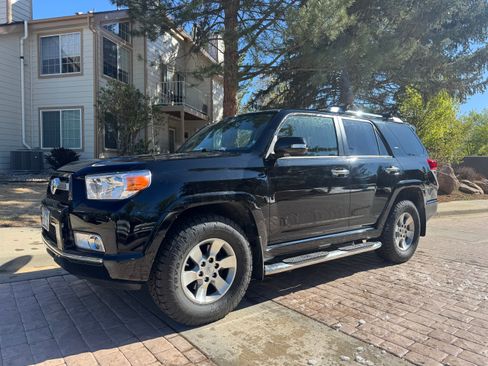 Used 2011 Toyota 4Runner SR5 w/ Convenience Pkg image 1