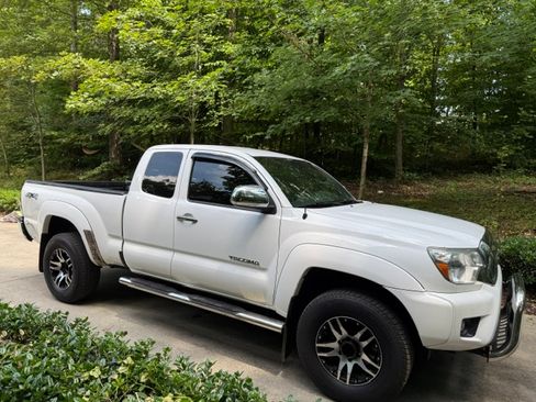 Used 2013 Toyota Tacoma 4x4 Access Cab V6 w/ SR5 Pkg image 6