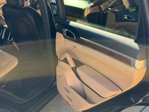 Used 2017 Porsche Cayenne S image 19