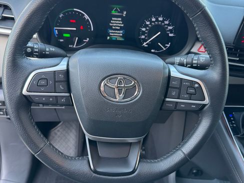 Used 2023 Toyota Sienna XLE FWD image 14