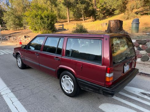 Used 1995 Volvo 940 Wagon RWD image 1
