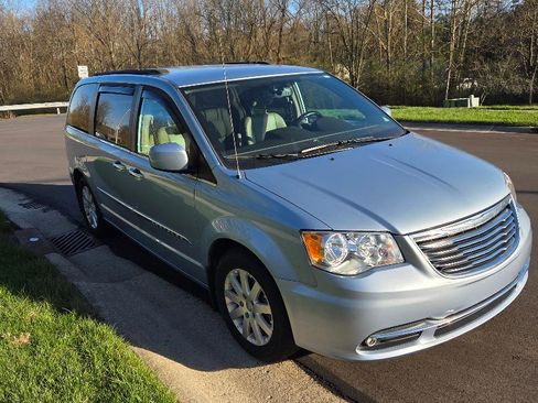 Used 2016 Chrysler Town & Country Touring w/ Driver Convenience Group image 2