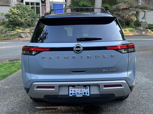 Used 2023 Nissan Pathfinder SL AWD/4WD image 5