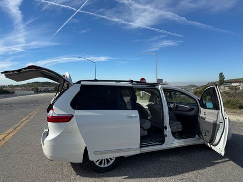 Used 2017 Toyota Sienna XLE image 28