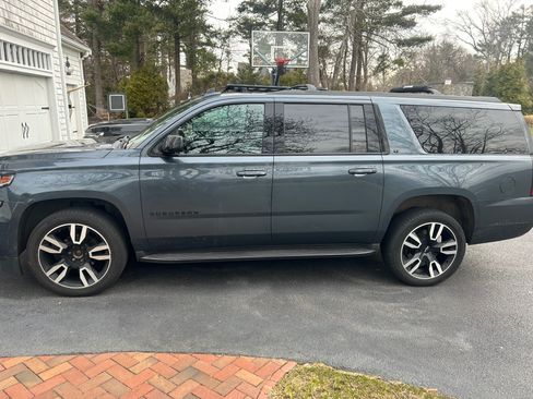 Used 2020 Chevrolet Suburban LT w/ RST Edition image 9
