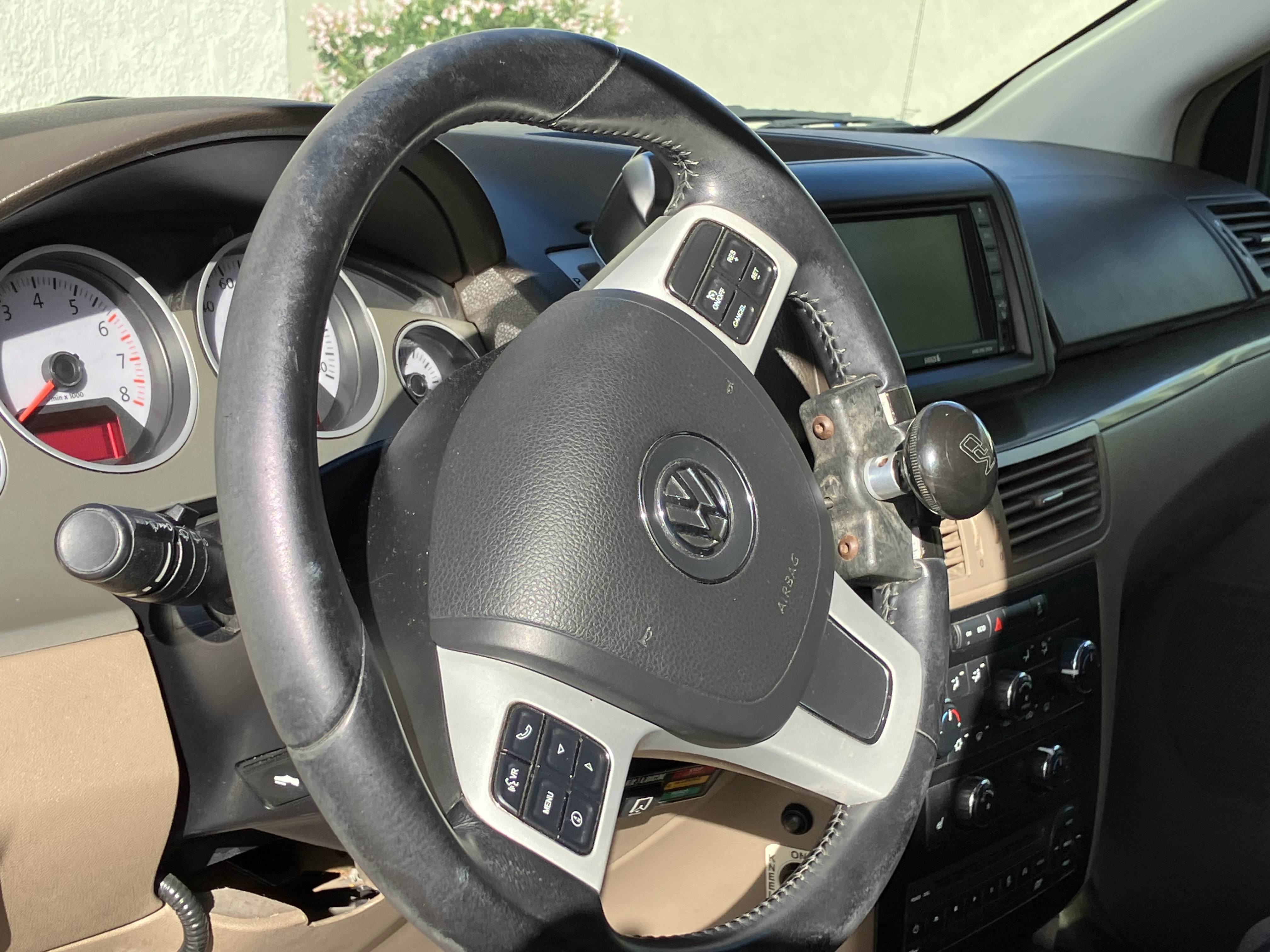 Used 2012 Volkswagen Routan SE FWD image 7