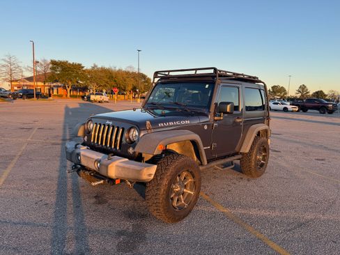 Used 2017 Jeep Wrangler Rubicon w/ Power Convenience Group image 2