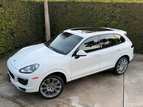 Used 2017 Porsche Cayenne Platinum Edition AWD/4WD image 4