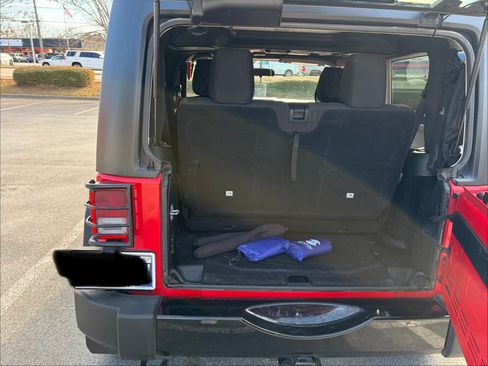 Used 2018 Jeep Wrangler Sport image 9