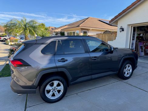 Used 2020 Toyota RAV4 XLE image 2