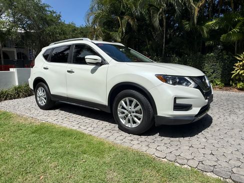 Used 2020 Nissan Rogue SV image 1