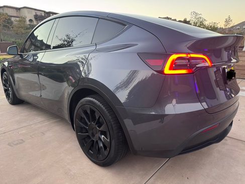 Used 2022 Tesla Model Y Long Range image 22
