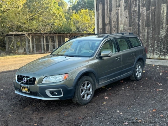 Used 2011 Volvo XC70 3.2 w/ Premium Pkg FWD image 1