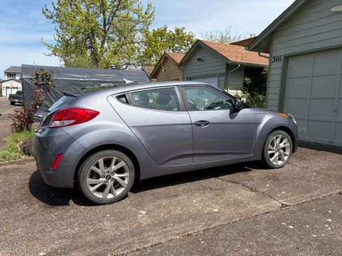 Used 2016 Hyundai Veloster image 4