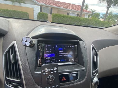 Used 2011 Hyundai Tucson Limited image 12