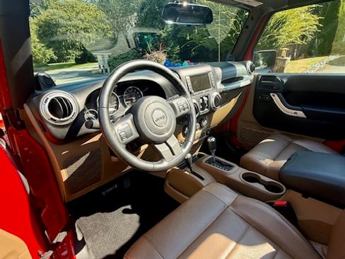 Used 2011 Jeep Wrangler Unlimited Sahara image 13