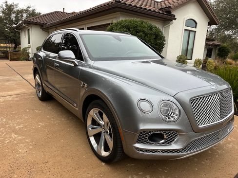 Used 2018 Bentley Bentayga Onyx Edition image 1